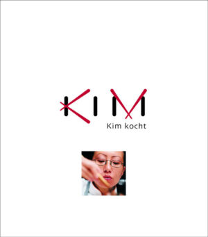 Sohyi Kim ist der Darling der österreichischen Gourmet-Szene. Mit ihrer einfallsreichen Cross-over-Cuisine kocht sie sich seit 2001 in die Herzen von Publikum und Gourmetkritikern. Und ihr Erfolg gibt allen Recht. Das kleine Restaurant „Kim kocht“ hinter der Wiener Volksoper ist zwei Monate im Voraus ausgebucht und der gleichnamige Shop mit asiatischen Kleinigkeiten und Take-Aways ein Haus weiter wird seit seiner Eröffnung gestürmt. Für alle Fans ihrer Küche und solche, die es noch werden wollen: 60 exquisiten Kreationen zum Nachkochen. Verständlich und schrittweise aufbereitet, sind alle Gerichte auch der Fünf-Elemente-Ernährung zugeordnet und mit Weintipps versehen. „Mein Kochbuch soll Anstoß für Kreativität und Experimentierfreudigkeit sein, es soll Freude machen und keinen Zwang in der Küche erzeugen“, sagt Sohyi Kim, die selbst über das Experimentieren und die intensive Auseinandersetzung mit Produkten zu ihren geschmacklich überzeugenden Cross-over-Kreationen kam. Alle Rezepte sind schrittweise aufbereitet und in die beiden Kapitel „Kalt“ und „Warm“ unterteilt. Alle Gerichte sind fotografiert, einige davon in Arbeitsphasen abgebildet. Da Wohlbefinden und Gesundheit eine wichtige Rolle in Kims Küche spielen, sind die Rezepte auch den Fünf Elementen zugeordnet. Abgerundet wird das „Kim kocht“-Buch durch eine asiatische Warenkunde und Weintipps. Die Südkoreanerin Sohyi Kim kam mit 19 Jahren nach Wien, mit dem Wunsch, Mode zu studieren. Obwohl sich die ersten zarten Design-Erfolge einstellten, landete die Tochter einer Köchin, doch wieder bei ihren Wurzeln. Sie eröffnete zunächst eine Sushi-Bar im 9. Wiener Gemeindebezirk, führte die erste Take-Away-Box bei Meinl ein, erstellte ein Konzept für das Ursprungs-Yohm und unterstützte den 1. Biosupermarkt Österreichs mit Caterings. Der Durchbruch gelang Sohyi Kim, als sie 2001 das kleine Restaurant „Kim kocht“ hinter der Wiener Volksoper eröffnete. Seither gilt sie als Shootingstar der österreichischen Gastronomie, die es wie kein anderer versteht, ihre Speisen mit hinreißender Eleganz zu Tisch zu bringen. Das Entscheidende ist aber die fantasievolle und individuelle Komposition der einzelnen Gerichte - eine Kombination ausgewählter Produkte, Zutaten, Kräuter und Gewürze, die so in der herkömmlichen Küche noch nie zusammengestellt wurden.