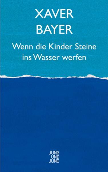 Schauen und Denken, das ist der Anfang aller Literatur. Warum also nicht noch einmal zurückkehren zu diesem Anfang? In aller Ursprünglichkeit noch einmal schauen, denken, sich erinnern? Am Flughafen von Brüssel beginnt Xaver Bayers Reise in den Kontinent namens Ich. Von anderen Weltgegenden ist bald die Rede, von einer seltsamen Nähe des Fremden und einer ungemütlichen Fremdheit des Nahen. 'Wenn die Kinder Steine ins Wasser werfen' handelt von Physik und Metaphysik. Aus einem Fleck am Tresen des Flughafenrestaurants wachsen Assoziationen, aus chinesischen Feuerwerken oder dem Klang einer mechanischen Nachtigall des 19. Jahrhunderts. Weit verästelt ist der Strom des Bewusstseins, den Xaver Bayer scheinbar absichtslos in den Lauf seiner genauen Sprache bringt. Einen Punkt gibt es erst am Ende dieser magischen Prosa. Es zeigt sich, was der mit dem Hermann-Lenz-Preis ausgezeichnete österreichische Schriftsteller kann: Die Welt in einem Satz durchqueren.