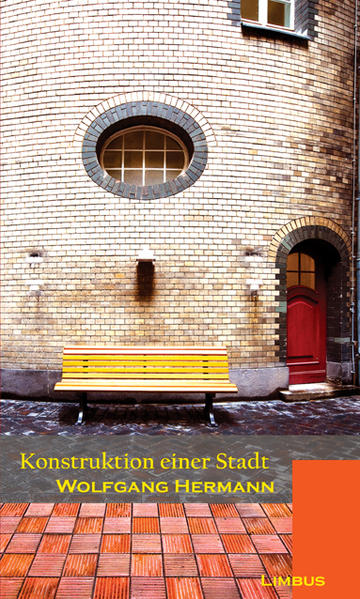 „Dieses Buch schrieb ich im Bauch von Berlin, als die Stadt noch ein ummauertes, gefesseltes Tier war. Wenn man die Augen schloss, konnte man sein trauriges Knurren hören. Wenn ich an meine Berliner Winter denke, umschließt mich ein körperloses Grau, in dem nichts leichter fällt als sich zu verlieren. Was ich schrieb, waren wohl Protokolle des Verlusts. Ich veröffentliche meine tastenden Protokolle vom Nichtbegreifen des Tiers der Stadt mit großer Verspätung, jetzt, wo das alte Westberlin als Chimäre am Horizont verdämmert.“ Wolfgang Hermann legt mit Konstruktion einer Stadt Versuche vor, eine Stadt - Berlin - flanierend, beobachtend, träumend zu vermessen. Hermann ist kein einfacher Beobachtender, er ist ein mäandernder Requisiteur poetischer Miniaturen, die er - selbst staunend - in den Fundus der Wahrnehmungen urbaner Alltäglichkeit aufnimmt und so zu bewahren hilft.