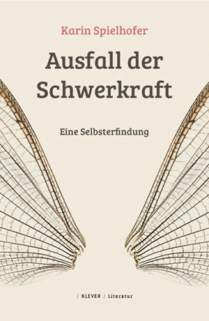 In dem autofiktiven Projekt werden die biografischen Schichten einer Frau - bezogen auf Lebenslagen, biografisches Alter, gesellschaftspolitische Zeitlagen - in vier Abschnitten offengelegt: zwischen „Tatendrang“ und „Trudeln“, Tatsachen oder Erfindungen, immer wieder von neuem ansetzend, als Erzählung, in lyrischen Strukturen, als Gedankenverläufe. „In der Lage“ verortet das Schwanken und Schwenken ihrer Stimmungen - mit poetischen Hochsprüngen, wenn das Planen auslässt. „Außer Stand“ versetzt in die Kindheit: Absprung und Flucht in Geschichten. „Aus der Fassung“ lässt sie in Form bringen und aus der Form fallen