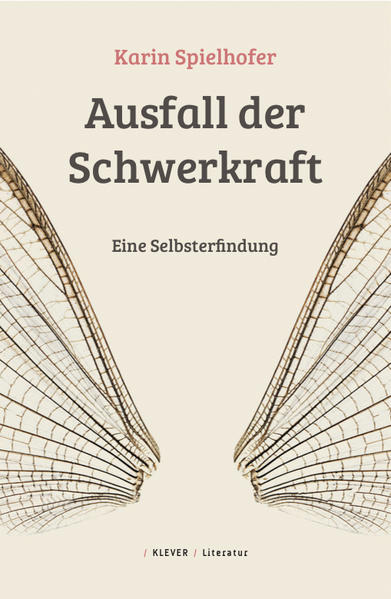 In dem autofiktiven Projekt werden die biografischen Schichten einer Frau - bezogen auf Lebenslagen, biografisches Alter, gesellschaftspolitische Zeitlagen - in vier Abschnitten offengelegt: zwischen „Tatendrang“ und „Trudeln“, Tatsachen oder Erfindungen, immer wieder von neuem ansetzend, als Erzählung, in lyrischen Strukturen, als Gedankenverläufe. „In der Lage“ verortet das Schwanken und Schwenken ihrer Stimmungen - mit poetischen Hochsprüngen, wenn das Planen auslässt. „Außer Stand“ versetzt in die Kindheit: Absprung und Flucht in Geschichten. „Aus der Fassung“ lässt sie in Form bringen und aus der Form fallen