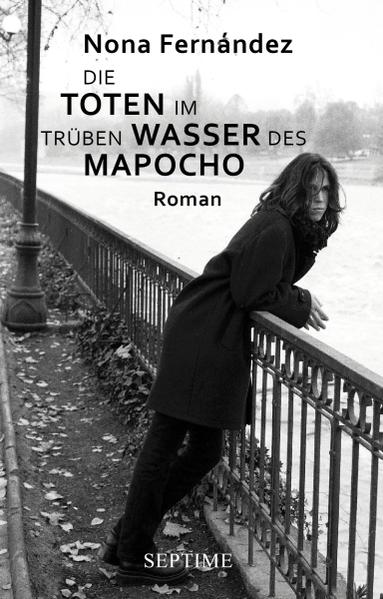 Mapocho ist der Name des Flusses, an dessen Ufern Santiago de Chile erbaut wurde. In Nona Fernández’ Roman wird er nicht nur von den Abwasserkanälen der Stadt, sondern auch vom Dunkel der Vergangenheit gespeist. Leichen, Mythen und persönliche Schicksale treiben darin. Der Roman verwebt Geschichten von unter General Ibáñez verschleppten Transvestiten, von einem inzestuösen Geschwisterpaar, versklavten Gefangenen, einem selbstmordgefährdeten Historiker und einem auf der Suche nach seinem Kopf umherstreifenden, enthaupteten Häuptling der Mapocho-Indianer zu einem bunten Mosaik, das einem Gemälde gleicht - mal grotesk und provokativ, mal sanft und fast zärtlich. Nona Fernández packt, beim Umblättern der ersten Seite, den Leser an der Hand, zieht ihn tief in ihre Geschichte und lässt ihn bis zum Ende nicht mehr los.