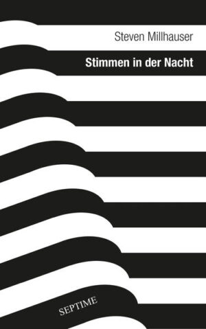 Steven Millhauser ist zweifellos einer der größten Geschichtenerzähler unserer Zeit. In seinem neuesten Storyband Stimmen in der Nacht ergründet er das geheime Leben und die dunklen Sehnsüchte der Bewohner einer Kleinstadt. Mit Referenzen auf Fabeln, Mythen und die Bibel, durchtränkt von subtilem, meisterlichem Humor, verwebt er in sechzehn Erzählungen das Alltägliche mit dem Überraschenden, bekannte Fakten mit berauschenden Fantasien und beschwört so einen schillernden Chor aus Nachtstimmen, der im dunkelsten Winkel unseres Inneren noch lange nachhallt. »Wunderpolitur« etwa ist eine beißende Satire auf die Verlockung der Perfektion, in der sich der vom Leben enttäuschte Protagonist in einen modernen Narziss verwandelt, bis sich sein Wahn überraschend entlädt. In »Meerjungfrauenfieber« wird eine angespülte Meerjungfrau zum willkommenen Ventil für die kollektive Rastlosigkeit, die unter der perfekten Oberfläche einer Kleinstadt brodelt. Der sensationelle Fund weckt Neugier, Hysterie, bizarre Modetrends und macht nicht einmal vor den Schlafzimmern halt. In der titelgebenden Erzählung »Eine Stimme in der Nacht« entfaltet Millhauser wiederum über die alttestamentarische Geschichte des Propheten Samuel ein kunstvolles, dreitausend Jahre umspannendes Triptychon, das der Frage nachgeht, was es bedeutet, auserwählt zu sein und in der Nacht eine Stimme zu hören - und was es bedeutet, sie nicht zu hören.