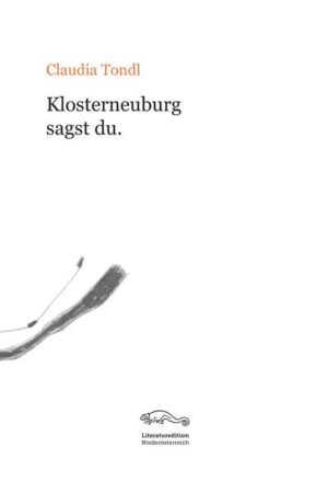 Wie entstehen kollektive Erinnerungen? Wie prägen Menschen einen Ort mit ihren Geschichten und Erinnerungen? Welcher Ort entsteht durch ihre Erzählungen? Das Buch „Klosterneuburg sagst du“ ist das Ergebnis eines community.art.projektes, das die Dramatikerin Claudia Tondl gemeinsam mit dem KUNSTLABOR Graz, der Caritas Pflege NÖ-Ost und dem Netzwerk Klosterneuburg "Gut leben mit Demenz" umsetzte. Durch Gespräche mit hochbetagten, an Demenz erkrankten Klosterneuburger*innen im Rahmen von Erzählcafés entwickelte Claudia Tondl die literarische Grundlage für das nun vorliegende Buch. Aus einzelnen Worten und Sätzen entsteht nach und nach ein dichtes Gewebe aus Erzählfragmenten. Melancholie, Sentimentalität und Sehnsucht nach Vergangenem ist zu spüren. Auch das Schwere, Bedrohliche wird sichtbar, man hört von einer Generation, die sich bemüht aus dem Krieg wieder in einen Alltag zu finden, die sich lieber an den Wiederaufbau erinnert, daran wie alles besser wurde, als an die traurigen Erlebnisse und Erfahrungen. Die Vielstimmigkeit des Textes vereint sich in einem "Du", das angesprochen wird. Vielleicht ist das Klosterneuburg? Im Dialog zwischen Text und Bild, im Nicht- und Wiedererkennen, in Leerstellen, Auslassungen und der Wiederholung im Sinne eines Wieder-Holens spricht das Buch mit seinem Leser, seiner Leserin. Es lädt ein zum Weitersprechen, Weitererzählen.