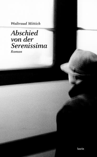 In Abschied von der Serenissima verknüpft Waltraud Mittich das Schicksal von Straßen mit dem von handelnden Personen. Das Leben einer alleinerziehenden Mutter in der ersten Hälfte des 20. Jahrhunderts, die Jugend zweier Mädchen, die in der Jahrhundertmitte an der Strada d’Alemagna, der alten Handelsstraße von Augsburg nach Venedig, groß wurden und sich zeitlebens nach der Serenissima sehnten, sowie Alexander Langers fiktives Leben im Südtirol der sechziger bis achtziger Jahre. Alle haben sie das Warten als einen Zustand entdeckt, der alle anderen überlagert, der sie aber auch unsichtbar macht und Träume entstehen lässt. Ein Roman über Wege, Umwege und Traumwege, der zeigt, wie Straßen und Flüsse, Verkehrsverbindungen eben, schicksalhaft für Menschen und Städte wirken.