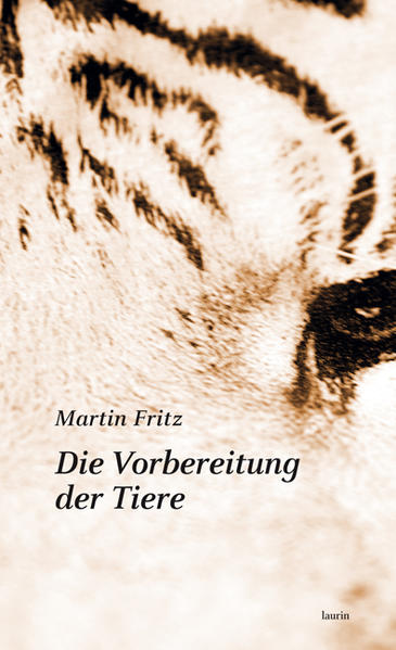 Es begann mit dem Wunsch, eine Enzyklopädie der Tiere zu verfassen. Es sind die Tiere jedoch zu umfassend, um sie erschöpfend zu beschreiben. Wir müssen, möchten wir die Tiere beschreiben, ihnen ein anderes, unsystematischeres, wirreres, liebevolleres Augenmerk schenken. Wir gelangen zu den Tieren eher im Modus des Vorläufigen. Die ihnen entsprechende Beschäftigung mit Tieren ist die Vorbereitung der Tiere. Diese Vorbereitung der Tiere versammelt neben Poetry-Slam-, Lesebühnen- und anderen Bühnentexten von Martin Fritz (darunter erstmals in nicht mündlicher Form Klassiker wie die Schneefräse oder die Krechl) weitere Texte über nicht-menschliche und menschliche Tiere. Sie alle verfolgen zwei Ziele: Einerseits die notwendige Kritik der Tiere, andererseits zu verstehen, wie diese Tiere es aushalten, so zu leben, wie sie leben müssen. Also: Keine Anprangerung der Tiere, ohne sie liebevoll in Schutz zu nehmen. Die Texte handeln von und über die folgenden Tiere und Aspekte tierischen Lebens im Spätkapitalismus: Entscheidungen, Tiger, Biber, Bienen, Eselsohren, Fahrgäste, E-Mails, Hobbys, Unterhaltungselektronikgeräte, Fugenmasse, Katzen, Zeit und Kategorien, Weinen, Wellnessaufenthalte, PDFs, Privatozeane, Telefonate, Fernseher, Einemsen, Wuilischa, Meisenknödel, Pudding, Flirten mit der Kamera, Hasen, Bier, Editionsphilologie, Risikofaktoren, Drebin Oronasky sowie Fiderallala. Außerdem finden sich darin Tipps zu Steuerangelegenheiten und Fragebögen sowie ein Fragment und eine Top Ten Liste. Die Zusammenstellung ist für alle geeignet, die ein Herz für Tiere haben oder sich darauf vorbereiten möchten.