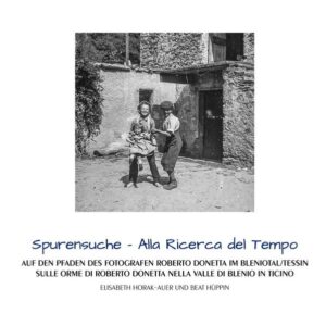 Spurensuche - Alla Ricerca del Tempo Roberto Donetta (1865–1932), Fotograf und Samenhändler im Bleniotal/ Tessin, hat uns zu einer fotografischen Reise ins Bleniotal inspiriert. Wir sind auf seinen Spuren durch´s Bleniotal gewandert, haben einige seiner fotografischen Schauplätze aufgesucht und „im Heute“ fotografiert. Manches hat sich verändert, manches ist unverändert geblieben. Die Textzitate aus dem Roman von Beat Hüppin: Donetta, der Lichtmaler sind eine wunderbare Ergänzung zu den Fotografien. Roberto Donetta (1865–1932), fotografo e commerciante di semi nella Valle di Blenio, ci ha ispirati a intraprendere un viaggio fotografico in quei luoghi. Ci siamo immersi nella storia della sua vita, abbiamo camminato lungo la valle ripercorrendone le tracce e abbiamo visitato alcuni dei luoghi da lui immortalati fotografandoli a nostra volta. Mentre alcuni posti sono cambiati, altri sono rimasti uguali. I passaggi estrapolati dall’opera di Beat Hüppin: Donetta, der Lichtmaler creano una cornice perfetta alle mie fotografie.