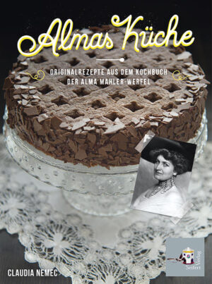 Alma Mahler-Werfel zählte zu den schillerndsten Persönlichkeiten ihrer Zeit, und sie war eine der berühmtesten Salonièren Wiens. Berta Zuckerkandl, Arnold Schönberg, Richard und Pauline Strauss, Oskar Kokoschka, Maurice Ravel, Gerhart Hauptmann und viele mehr fanden sich gerne bei ihr ein. Doch was ließ Alma ihren illustren Gästen servieren? Auskunft darüber gibt ihr ganz privates Kochbuch: Viele Rezepte stammen noch von Almas Mutter, andere von Familienmitgliedern und Freunden. Von gefüllten Paprika, Fleischknödeln, Schinkencroquettes und Käsepudding bis hin zu Gugelhupf, Zwetschgenfleck und Topfentorte ist alles versammelt, was die Alt-Wiener Küche zu bieten hat, verfeinert um Almas spezifische Note. Sogar Alban Bergs „Leibspeise“ und Walter Gropius’ „Lieblingsmehlspeis“ sind vermerkt. Claudia Nemec hat aus Almas Sammlung 60 der besten Gerichte ausgewählt, sorgfältig recherchiert, selbst zubereitet und nur wenn nötig vorsichtig korrigiert, damit sie beim Nachkochen auch sicher gelingen. Sämtliche Speise-Fotografien hat sie liebevoll mit den passenden Requisiten inszeniert und aufgenommen, um den Wiener Charme vergangener Tage einzufangen.