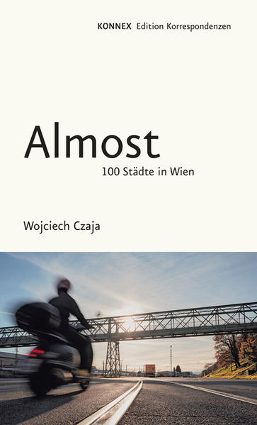 Was macht ein Reisender, wenn er nicht reisen kann? Er reist trotzdem. Wojciech Czaja setzte sich im Corona-Lockdown im Frühjahr 2020 aus Frust auf die Vespa und begann, seine Heimatstadt Wien zu erkunden. Er fuhr in versteckte Gassen, unbekannte Grätzel und fernab liegende Adressen am Rande der Stadt – und fand auf diese Weise unzählige Orte, die ihn an fremde Städte und internationale Metropolen erinnerten: Havanna am Praterstern, Paris in der Barnabitengasse, New York in der Grinzinger Straße, Konstantinopel im Böhmischen Prater und sogar Atlantis, nur einen Steinwurf vom Schloss Schönbrunn entfernt. Zum Beweis machte er Schnappschüsse mit dem Smartphone. Die fotografische Erzählung "Almost" ist Ausdruck von Fernweh und Sehnsucht nach der Fremde. Und es ist die überraschende empirische Erkenntnis, dass dieser Hunger manchmal in einem Radius von zehn Kilometern gestillt werden kann.