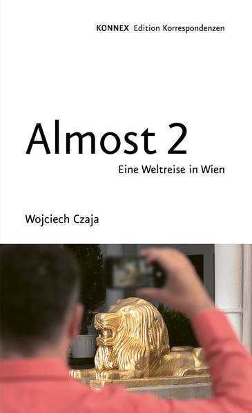 Eine Weltreise in Zeiten von Corona? Architekturjournalist Wojciech Czaja zeigt vor, wie das geht. Seit dem ersten Lockdown erkundet er seine Heimatstadt Wien auf der Vespa – und findet dabei unzählige Orte, die ihn an fremde Städte und internationale Metropolen erinnern. Zum Beweis macht er Schnappschüsse mit dem iPhone. Paris, Istanbul, Yokohama, die Brücke ohne Wiederkehr an der nordkoreanischen Grenze … Das Projekt trifft offenbar den Nerv der Zeit. Auf dem Höhepunkt der Pandemie erwies sich das Buch Almost. 100 Städte in Wien als lustmachendes Manual, um dem Schicksal ein Schnippchen zu schlagen. »Die Bilder von Wojciech Czaja sind ein Zauber in dunkler Stunde. Sie lehren, dass nicht das Ende, wohl aber die Ferne nah ist«, schrieb die Süddeutsche Zeitung begeistert. Das Buch geriet zum Bestseller. Das Wien Museum widmete dem Fotoprojekt eine Open-Air-Ausstellung am Karlsplatz, und im Rahmen der Instagram-Challenge #AlmostWeltreise beteiligten sich Hunderte Flaneure und Fotografinnen auf der Suche nach Orten, an denen Wien nicht wie Wien aussieht. Die 15 Siegerfotos sind im Fortsetzungsband ebenfalls vertreten.