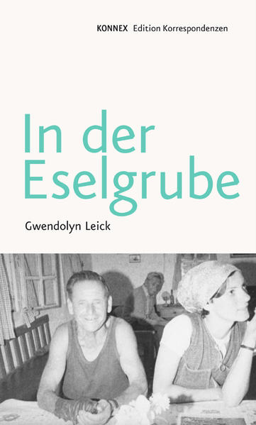 1972, in jungen Jahren, erwirbt Gwendolyn Leick aus dem Geld einer Erbschaft ein verfallenes Gehöft im steirischen Riedelland. Gemeinsam mit ihrem Verlobten und einem befreundeten Maler geht sie daran, das Gebäude zu renovieren und ihre utopischen Vorstellungen einer neuen Lebensweise zu verwirklichen. Dass sich das aus der Stadt zugezogene Trio zudem im Haschischanbau versucht, ruft prompt die Exekutive auf den Plan und führt zu einer längeren Inhaftierung der beiden Gefährten. Während deren Abwesenheit verstärkt sich der Kontakt der jungen Frau zu dem Bauern ihres Nachbarhofs. Fünfzig Jahre später blickt Gwendolyn Leick nun literarisch auf ihre Zeit in der Eselgrube zurück: in einer bestechend klaren Prosa, die mit Lust an der Sprache und voll Empathie von den Lebensformen der Einheimischen erzählt und die den Dramen und Geschichten nachforscht, die sich beim genauen Lesen der alten Matriken offenbaren - im Wissen um die unterschwelligen Zusammenhänge, die Verflochtenheit von menschlicher Gemeinschaft und der Natur.