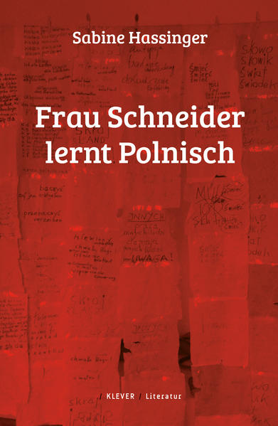 ?wiadomo??, Bewusstsein, ist Frau Schneiders pol­ni­sches Lieblingswort - und so bedeutet Frau Schneiders Sprachreise nach Polen zugleich eine Reise ins eigene Bewusst­sein, das über einen Pro­zess der Verar­bei­tung von vielschichtigen Wahr­neh­mun­gen neue Erfahrungen sortiert und verbindet. Begriffe verflüssigen sich zwischen den Sprachen Deutsch und Polnisch, lösen Assoziatio­nen aus, führen auf unterschiedlichen Ebenen in die polnische Geschichte und Gegenwart. Frau Schneider tritt in einen Dialog mit Claude Lanz­mann, mit dem polnischen Genitiv, mit aktuellen Figuren der Regierung, mit ?ód?, mit Aller­heiligen, mit Maria D?browska, mit oko.press, mit März 1968, mit Adam Mickie­wicz, mit Beugun­gen, Steigerun­gen, Möglich­keits­formen u.v.a.