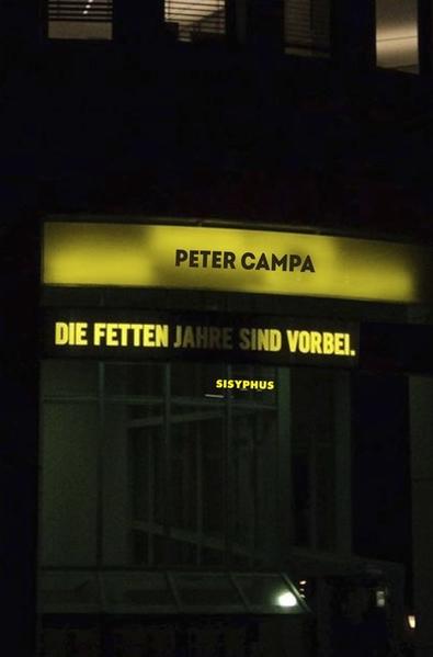 "Noch im Traum wurde Franz Joseph von der Politik verfolgt. Sebastian Kurz erschien ihm in einem Fiaker, der eben am Parlament vorbeifuhr. Er betonte, dass er nicht schwul sei, Norbert Hofer saß neben ihm und klopfte ihm auf die Schulter." Was macht das heutige Wien aus? Sind wir nur Hüter der Vergangenheit oder gibt es auch heute noch ein Wiener Leben jenseits von Internet und Smartphone? Gibt es überhaupt noch Erlebnisse in dieser Stadt? In "Die fetten Jahre sind vorbei" spürt Peter Campa diesen Fragen nach. Franz Joseph Heißenbüttel und sein irischer Wolfshund Farkas wandern gemeinsam durch die Stadt. Manchmal stoßen sie auf Arbeitskollegen mit ihren Alltagssorgen wie etwa dem besten Freund Friedrich Kudrna oder auf Lokalbekanntschaften wie dem Cerny August, der unversehens ein Bierglas seines Gegenübers leert. Auf Campas bunter Kurzgeschichten-Bühne tummeln sich zahlreiche Wiener Originale: Der Wieser Heinzi, ein Althippie, der auf Led Zepplin schwört, eine Schwester auf dem Laaerberg, von der Friedrich Kudrna bis jetzt nichts wusste, oder der Spritzendorfer Ferdl, der jeden Tag dieselben Gewohnheiten pflegt. Auch historische Persönlichkeiten wie der bekannte Schriftsteller Fritz Stüber-Gunther, der Arbeiterdichter Karl Kaniak und Adelbert von Chamisso geben sich ein Stelldichein. Bis zuletzt die scheinbar tote und verstaubte Wiener Geschichte mit neuem Leben erfüllt ist.