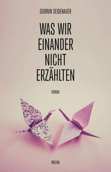 Die ungewöhnliche Mella trifft auf Marie, sie werden in der Klasse nebeneinandergesetzt und gleich beste Freundinnen. Von nun an wird Maries kleinkariertes Leben bunt und tief. Zu träumen und zu tun, was man will: Das ist Mellas Zauberformel, mit der sie der immer bedrohlicheren Verrücktheit ihrer Mutter begegnet. Mella erfindet sich ihre Freiheit, liebt ihren Vater, einen Musiker, beflügelt die bravere Freundin und weigert sich, Opfer zu sein. Für Mella ist das Leben eine Geschichte, die wir selbst erzählen, ein Song, den wir unseren Träumen ablauschen. Im Laufe des Erwachsenwerdens gerät die Freundschaft der beiden, mit Wünschen überfrachtet, in eine gefährliche Schieflage: Begehren, Verrat und das Scheitern an Ungesagtem und Unsagbarem führen zum Zerwürfnis. Auch der Tod wird dabei ein Wörtchen mitreden. Wird es in einer zufälligen Wiederbegegnung zwanzig Jahre später gelingen, die nicht zu vereinbarenden Wahrheiten der jeweils anderen gelten zu lassen? Für ein paar Minuten ist es wie immer. Sie sitzen auf der Mauer gegenüber dem Eissalon, Tüten in der Hand, von denen es tropft, Vanille und Schokolade. Marie deutet auf die schmelzenden Kugeln, das Lächeln krampft in den Mundwinkeln: „Irgendetwas muss doch bleiben, wie es immer war.“ „Keine Chance“, sagt Mella.