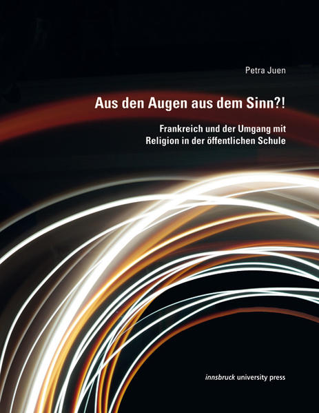 Inwiefern wird das Konzept der Religion in der öffentlichen französischen Schule ­thematisiert? Mit dieser Fragestellung beschäftigt sich die vorliegende ethnographische Studie. Exemplarisch untersucht sie die Rolle von Religion und Religiosität sowie den Umgang damit an öffentlichen französischen Gymnasien. Mittels verschiedener qualitativ-empirischer Erhebungsmethoden wurden Situationen erforscht sowie ­MitarbeiterInnen von zwei Schulen bei ihrer täglichen Arbeit begleitet und befragt. Trotz sehr konkreter Vorgaben durch das Gesetz zur „Trennung von Staat und Kirche(n)“ (1905) und den klaren Verweis darauf, dass Religion Privatsache ist, zeigen sich ambivalente und unterschiedliche Wahrnehmungen, Handlungsstrategien und Positionierungen der AkteurInnen, die mitunter konfliktive Situationen beschreiben.