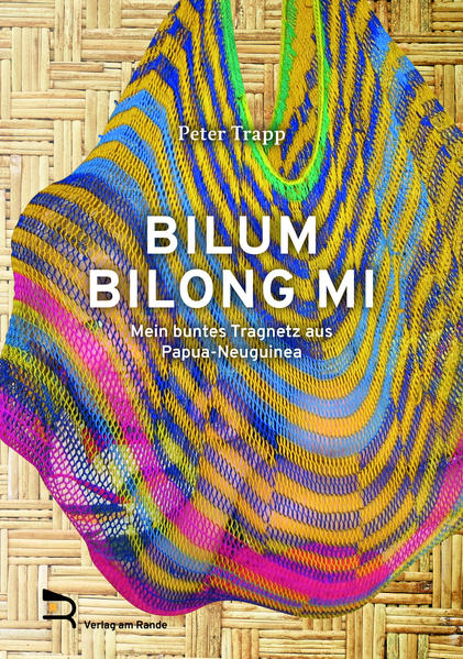 BILUMS sind kunterbunte, handgefertigte Tragenetze, mit denen in Papua-Neuguinea so gut wie alles transportiert wird. Dieses Buch ist das persönliche BILUM von Peter Trapp: Es trägt seine Erinnerungen an vier Jahre Leben und Arbeiten in Papua-Neuguinea, an das Land, die Menschen und das Zusammentreffen sehr unterschiedlicher Kulturen. Diese vier Jahre als „Missionar“ haben ihn tief erschüttert. Zusammen mit seiner Frau und vier gemeinsamen Töchtern war er Lebenszugängen und Gefahren ausgesetzt, die er sich zuvor nicht hätte vorstellen können. Ganz offen spricht der Autor hier auch über die Grenzen seiner körperlichen und psychischen Belastbarkeit, die er oft erreicht und manchmal überschritten hat. Er ringt darum, die Menschen am anderen Ende der Welt besser zu verstehen. Jedoch ist ihm nach seiner Rückkehr auch hier in Deutschland vieles fremd geworden, nicht zuletzt die Intention und Vorgehensweise von Kirche und Missionsgesellschaft. Er stellt Fragen und er stellt in Frage: seine missionarische Tätigkeit und die zuständigen Institutionen. Dieses Buch ist ein Mehrwert-Buch. QR-Codes im Buch führen über eine Handy-App zu Videos, die der Autor vom Leben und Feiern in Papua-Neuguinea gedreht hat.