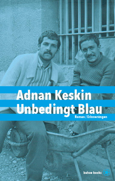 Blau ist für Sahin der Inbegriff von Freiheit. Von ihr träumt er im Gefängnis genauso intensiv wie von Gönül, die er liebt. Er nimmt alles in Kauf, um die Freiheit wiederzuerlangen, steckt Mitgefangene mit seiner Freiheitsliebe an und gräbt einen Tunnel, dem Licht entgegen, der Freiheit entgegen, dem Blau entgegen... Und beim nächsten Gefängnisaufenthalt gleich einen zweiten Tunnel... Unbedingt Blau ist nicht nur eine abenteuerliche Fluchtgeschichte, sondern auch ein Zeitdokument, das einen Einblick in die 1970er und 1980er Jahre der Türkei ermöglicht, für die, die sie nicht selbst erleben mussten. Es beschreibt, kritisch, aber auch selbstkritisch, die seelische Verfassung und die Beweggründe jener Jugend, die sich von den Ideen der Linken angezogen fühlte und die Welt retten wollte, oder zumindest das Land…