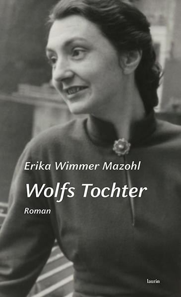 Aus fünf Perspektiven und in unterschiedlichen Tonlagen kreist der Text um eine ­zentrale Phase im Leben der Autorin, Psychoanalytikerin und Friedensaktivistin Erika Danneberg, die 2022 ihren 100. Geburtstag feiern würde. Im Fokus stehen der Krieg und die Nachkriegszeit, die Erika Dannebergs lebenslange antifaschistische Haltung begründeten. Reflektiert wird die Abgrenzung vom nationalsozialistischen Vater wie auch das Ringen um Autonomie in ihrer Ehe mit dem Literaturvermittler Hermann Hakel, der sich als Prophet einer Generation gerierte und auf Frauen subtile Gewalt ausübte. Lebensfreude, Sinnlichkeit und Schreiblust haben Erika Dannebergs Leben ebenso geprägt wie tiefe ­Krisen und die unerfüllbare Sehnsucht nach dauerhafter Zugehörigkeit. Je entschiedener sie sich von Zwängen befreite, desto tiefer wurden ihre Freundschaften, umso mehr ­konnte sie sich in der Literaturszene neben bedeutenden Namen wie Marlen Haushofer, Ingeborg Bachmann, Dorothea Zeemann, Walter Toman oder Hans Weigel Gehör verschaffen. In der politischen Auseinandersetzung mit patriarchalen Strukturen, mit Rassismus und sozialem Unrecht ist sie zu einer starken Stimme im Umfeld der Wiener Psychoanalyse und der linken Szene im Österreich der 1970er bis 1990er Jahre herangereift.