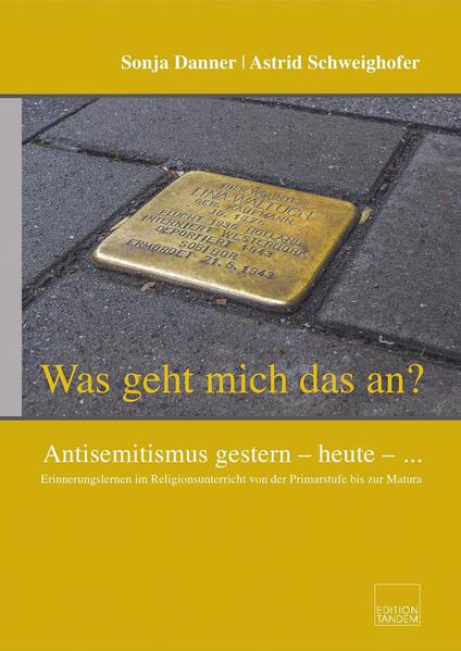 Die Corona Krise verstärkt eine Tendenz, die sich schon seit längerem abzeichnet. Antisemitische Sager kommen mehr und mehr in der Mitte der Gesellschaft an und werden nicht zuletzt durch Äußerungen von Politiker*innen gesellschaftsfähig gemacht. Daneben fordert aber gerade die Politik verstärkt dazu auf, Antisemitismus im Unterricht zu behandeln. Die Fächer Geschichte und Politische Bildung und Deutsch sind dafür speziell im Blick. Aber auch Religionslehrer*innen tragen mit ihrem Unterricht wesentlich zur Aufarbeitung des Themas bei, wie eine Untersuchung von S. Danner aus dem Jahr 2019 gezeigt hat. Im vorliegenden Band soll nun neben theoretischen Grundlagen auch die praktische Umsetzung von Inhalten der Holocaust Education im Religionsunterricht aufgezeigt werden.