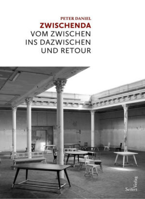 „Konkrete Literatur - wie konkrete Kunst überhaupt - führt zum realen Erfahren des Spirituellen. Sie ist ein Weg zur Wirklichkeit“, schreibt der Kulturphilosoph, Dichter und Objektkünstler Peter Daniel. Die Texte und Textfragmente in „Zwischenda“ schöpfen aus jener Wirklichkeit, aus Geschehen in Zeiten, in welchen die Welt - abrupt - zu einem völligen Stillstand gekommen ist. Daniels Betrachtungen kreisen um die Erfahrungen des Unterwegsseins und des Aufbruchs: “Was ist es, das uns nicht ‚ankommen‘ lässt? Ist es unsere eigene Unzulänglichkeit? Ist es gar nackte Angst vor einem Ankommen? Die Sorge, sich einem Beständigen auszuliefern (im Wissen um das Fließen)? Die Furcht, solch einem ‚Beständigen‘ ausgesetzt zu sein, Freiheit zu verlieren? Freiheit: wovon, wofür, wozu? Um ihrer selbst willen? Reise wohin? - Von einem Zwischen in das nächste und wieder retour.“