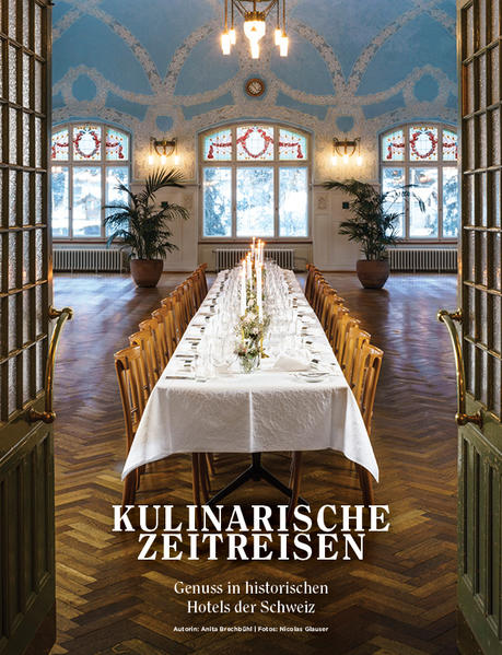 «Kulinarische Zeitreisen - Genuss in historischen Hotels der Schweiz» knüpft an den ersten «Zeitreisen»- Band an und präsentiert fünf appetitanregende saisonale Reisen zu 54 Swiss Historic Hotels. Autorin Anita Brechbühl und Fotograf Nicolas Glauser haben sich gemeinsam auf einen köstlichen Streifzug durch die Schweiz begeben. Mit Zug, Postauto, Schiff und oftmals auch zu Fuss sind sie von einem Swiss Historic Hotel zum nächsten gereist, haben unterwegs pittoreske Dörfer besucht, phänomenale Aussichtspunkte erklommen, regionale Spezialitäten ausfindig gemacht und Bergbauern besucht, die Hand in Hand mit den Hotels zusammenarbeiten. Die Reise führt von den Feldern und Weiden nahtlos in die Küchen. Dort wird leidenschaftlich gerüstet, gehackt, geschmort, gesimmert und gebraten - und die Küchenchefs lassen die Leserinnen und Leser bei ihrem Wirken über ihre Schultern schauen. Vom Stammer Safranparfait über die Luzerner Chügelipastete bis zur Gommer Chouera ist eine inspirierende Rezeptsammlung entstanden, die einen Einblick in die Vielseitigkeit der regionalen Küchen der Schweiz gibt. Die kulinarische Bandbreite reicht von überlieferten Originalrezepten bis hin zu neusten Kreationen mit alten Gemüsesorten und von einfach und schnell zubereitet bis zu aufwendigen Schmorgerichten. Gleichzeitig führt das Buch durch die historischen Räumlichkeiten, beschreibt herausragende Speisesäle und verrät, wo es die schönsten Sonnenterrassen gibt. Sie als Gast dürfen sich nun hinsetzen und dem Genuss frönen.