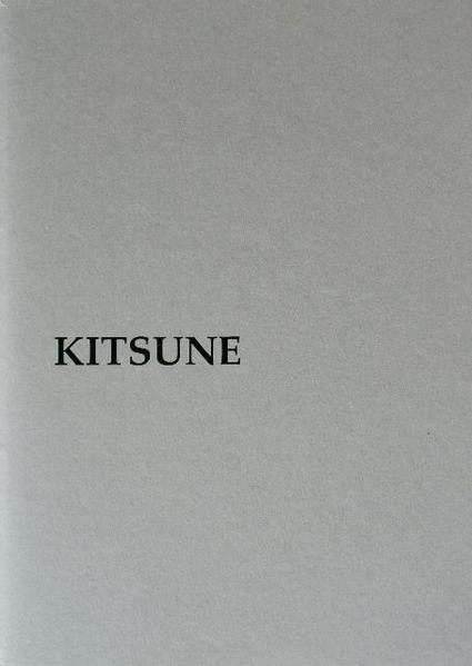 Der weisse Fuchs ist ein japanisches Fabelwesen, das in den meisten Shinto Schreinen als Wächter anzutreffen ist. Es gibt viele Sagen über ihn. In einer Geschichte nimmt er die Gestalt einer Frau an, die sich wiederum durch ihr unehrenhaftes Verhalten in einen Stein verwandelt. Heute ist er als Glückssymbol in verschiedensten Formen sehr beliebt. Auch die Anime- Community und die MANGA- Szene haben ihn schon längst für sich eingenommen. Nummerierte und signierte Auflage 1/30 bis 30/30