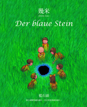 „Selbst ein schwacher Schimmer an Hoffnung reicht aus, um das gesamte dunkle Universum zu erleuchten.“ Der blaue Stein liegt still im tiefen Wald. Er glaubt, er würde für immer dort bleiben, bis zum letzten Tag der Erde. Doch dann brennt ein grosses Feuer den Wald nieder und der blaue Stein wird in zwei Teile gebrochen. Der eine Teil verbleibt im Wald, der andere wird von Menschen in eine ferne Stadt transportiert … Eine Geschichte über Einsamkeit, Sehnsucht und Suche.