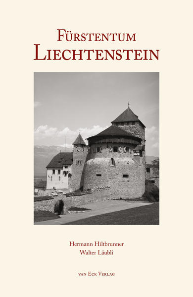 Liechtenstein in seinem wahren Charakter zu erfassen, ist Hermann Hiltbrunner wohl auf das Eindrücklichste gelungen. Für seine Landschaftsschilderungen hat der Dichter einen kongenialen Fotografen und Zeichner gefunden: Walter Läubli. So ergänzen sich Schrift und Bild, und das Buch wird zu einer Schilderung des Landes, die es so noch nicht gegeben hat.