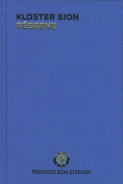 Ein Buch für einen Wein, zum Pinot noir Kloster Sion. Nicht nur weil es sich um einen außerordentlichen Wein handelt, sondern weil dahinter auch eine Geschichte steht, eine Entwicklung, die es vor dem Vergessen zu bewahren gilt und die es zu erzählen lohnt. Was sich mit dem Widumhof im aargauischen Würenlingen vor über 550 Jahren anbahnte, der von der Familie Meier zunächst als Lehensherren und später als Besitzer geführt wurde, eine Geschichte auch, die unter anderem die Villmerger Kriege überstand, davon zeugt dieses Buch. Die Zeit des Pinot setzt mit der Gründung der Rebschule 1921 ein, dem erfolgreichen Klonen der Reben – Veredlungsprozesse, die bis heute vorangetrieben werden. So wächst der Pinot noir nicht nur auf idealem Boden, der über einen hohen Anteil an Opalinuston verfügt, sondern entwickelt sich dank Erfahrung und Wissenschaft stetig weiter.