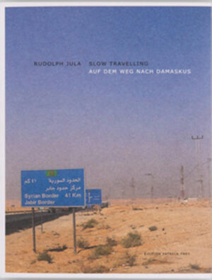 'Auf dem Weg nach Damaskus', das sind acht grosse Reiseerzählungen von Rudolph Jula, Teile davon sind zwischen 2006 und 2011 unter dem Titel Rudolph Julas Slow Travellings im Magazin BoleroMen erschienen. Sie führen, immer zu Land oder zu Wasser, in die Zentren der sogenannten ' islamischen Welt ', nach Damaskus, nach Teheran, in den Libanon, über Jordanien bis Kairo und von dort wieder zurück in die globalisierte Türkei. Die Titelgeschichte führt den Erzähler über Ancona, die Küste Anatoliens und Aleppo in die syrische Hauptstadt. Dort entdeckt der Erzähler die 'Gerade Strasse', wo die Bekehrung des Paulusgeschah, Ausgangspunkt der christlichen Universalreligion und die Geburt der Idee der Gleichheit.Diese Strasse gibt es wirklich, seit 2000 Jahren führt sie durch die Altstadt von Damaskus, ein bedeutsamerchristlicher Ort, mitten in der Hauptstadt eines islamischen 'Schurkenstaates'.Das Thema der Suche nach dem Eigenen im Fremden, nach den Motiven der eigenen Identität im Feindbild,nach der Geschichte der Gleichheitsidee wird nicht theoretisch, sondern in Begegnungen, Situationen undGesprächen vermittelt, die ebenso auf Wirklichkeit wie auf Imagination beruhen. Die Erzählungen folgendem Prinzip eines Dokumentarfilms, der Authentizität erreicht, indem er inszeniert.Aus dieser Perspektive sind auch Julas ' Reisefotos ' entstanden, keine Illustrationen des Geschriebenen,sondern subjektive Blicke eines Erzählers, der den Blick aufs Nebensächliche richtet und dabei wie zufällig auf das Bedeutsame stösst.