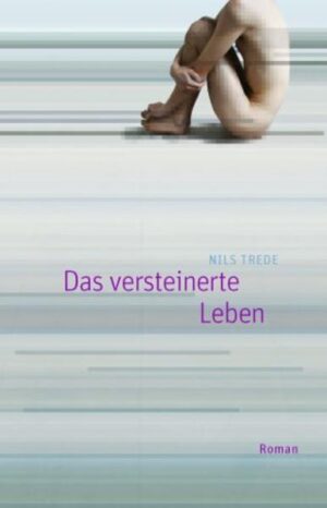 Nils Trede schreibt aus einem frei gewählten sprachlichen Exil, der französischen Sprache - seine Muttersprache ist das Deutsche. Aus diesem Exil heraus bringt er jene selten aufgesuchten Ränder unserer Existenz zur Sprache, die einer nahezu gnadenlosen Selbstwahrnehmung angehören - und von der die ungeheuerliche Gefahr ausgeht, uns in der Erzählung zu zeigen, wer wir sind, wenn wir den Verankerungen sozialer Illusionen entgleiten. Der Ich-Erzähler dieses Romans, Polizeiarzt und Restaurantbesitzer, führt ein Doppelleben auf zwei sehr nahe beieinander gelegenen Inseln in einer grossen modernen Stadt. Die doppelte Verortung seines Lebens mag als Grundmetapher für die Zerrissenheit seiner Figur gelten, sie ist zugleich jedoch auch eine besondere Ausgangslage, um die Beobachtung unserer Welt zu schärfen. Beginnnt der Roman mt dem Geräusch eines plötzlich einfallenden Platzregens über der Stadt, so werden seine Figuren im Laufe der Erzählung einer Eiseskälte ausgesetzt, die ein letztes Mal in ein Bild gewandelt wird: der steinerne Friedhof als kälteste Form von Leblosigkeit selbst genügt nicht mehr, um der seelischen Haltlosigkeit des Protagonisten ein Zuhause zu gewähren. So wird er, die "Winterreise" hat es uns schon einmal sehr deutlich gemacht, weitergehen müssen mitten hinein ins eiskalte Leben - und die Erzählung davon birgt eine Wärme und Intensität, die das kostbare Gut Leben nur um so fragiler erscheinen lässt.