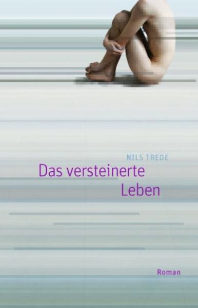 Nils Trede schreibt aus einem frei gewählten sprachlichen Exil, der französischen Sprache - seine Muttersprache ist das Deutsche. Aus diesem Exil heraus bringt er jene selten aufgesuchten Ränder unserer Existenz zur Sprache, die einer nahezu gnadenlosen Selbstwahrnehmung angehören - und von der die ungeheuerliche Gefahr ausgeht, uns in der Erzählung zu zeigen, wer wir sind, wenn wir den Verankerungen sozialer Illusionen entgleiten. Der Ich-Erzähler dieses Romans, Polizeiarzt und Restaurantbesitzer, führt ein Doppelleben auf zwei sehr nahe beieinander gelegenen Inseln in einer grossen modernen Stadt. Die doppelte Verortung seines Lebens mag als Grundmetapher für die Zerrissenheit seiner Figur gelten, sie ist zugleich jedoch auch eine besondere Ausgangslage, um die Beobachtung unserer Welt zu schärfen. Beginnnt der Roman mt dem Geräusch eines plötzlich einfallenden Platzregens über der Stadt, so werden seine Figuren im Laufe der Erzählung einer Eiseskälte ausgesetzt, die ein letztes Mal in ein Bild gewandelt wird: der steinerne Friedhof als kälteste Form von Leblosigkeit selbst genügt nicht mehr, um der seelischen Haltlosigkeit des Protagonisten ein Zuhause zu gewähren. So wird er, die "Winterreise" hat es uns schon einmal sehr deutlich gemacht, weitergehen müssen mitten hinein ins eiskalte Leben - und die Erzählung davon birgt eine Wärme und Intensität, die das kostbare Gut Leben nur um so fragiler erscheinen lässt.