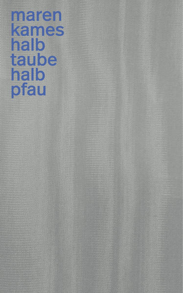 HALB TAUBE HALB PFAU ist einer Landschaft ähnlich, eine die erst erkundet wird, deren Grenzen erst gesucht werden mu?ssen. Ein Ich tastet sich voran, macht aus dem Unwägbaren etwas sichtbar, fu?hlbar, indem es Dinge mit Worten benennt, die die Leere behutsam fu?llen. Doch die Unsicherheit bleibt, wie Schollen tauchen Texte auf und wieder ab, u?berlappen sich und brechen wieder auseinander, verzerren das Bild oder lassen es wieder verschwinden, um mit der Stille das Nichts zu umreißen. HALB TAUBE HALB PFAU kennt keine Genregrenzen. Die Textspiegelungen oszillieren zwischen Prosa, Lyrik und Drama. Das intime, fast solipsistische Sprechen wird flankiert und immer wieder durchbrochen von anderen Stimmen, Gegenreden, dialogischen Passagen, Du-Ansprachen, Echos, die das Ich selbst verorten, ohne es je bestimmen zu können. HALB TAUBE HALB PFAU u?berschreitet die Grenzen des Buches. Codes fu?hren auf eine Ebene außerhalb des Textes, wo Schrift zu Klang wird. Der Leser selbst wird zum Entdecker in einer Welt, die ihre Eindeutigkeit schon im Medium verloren hat. Maren Kames bedient mit traumwandlerischer Sicherheit sämtliche sprachliche Register, entwickelt eine ganz eigene Melodie, eine Partitur voller Humor, ebenso unterhaltsam wie hochliterarisch und poetisch. In ihrem Debu?t erweist sie sich als einzigartige neue Stimme in der deutschsprachigen Literatur.