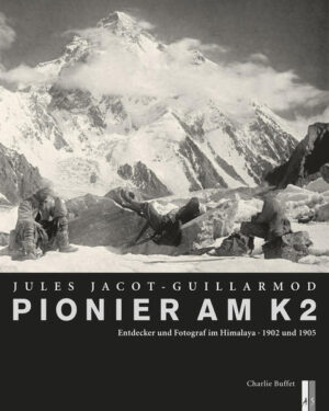 Die Bergsteiger um Oscar Eckenstein waren die ersten Europaeer, die sich in die Naehe des K2 (8611) wagten. Im Juni 1902 erreichten sie den Fuss dieser riesigen Pyramide und waren von ihrer imposanten Schoenheit tief ergriffen. Jules Jacot-Guillarmod, der Schweizer Arzt der Expedition, dokumentierte das Unternehmen in unzaehligen Fotos, die nach über einem Jahrhundert wieder veroeffentlicht werden. Er fotografierte unter anderem die Hochgebirgslandschaften des Himalaya in anein- ander sich ergaenzende Aufnahmen. Dadurch entstand die Illusion einer Panorama-Aufnahme und vermittelt dem Betrachter den Blick in einen damals noch voellig unerforschten Teil der Erde. Jacot-Guillarmod schrieb Tagebuch und dokumentierte auf einzigartige Weise den Alltag und die Gefuehlswelt dieser sechs Europaeer, die mit 150 Traegern durch Kaschmir und dem Karakorum zum Fusse des K2 marschierten. Er beschreibt in eindruecklichen Bildern die beeindruckenden Landschaften am Ober-Indus und deren Bewohner, die er auch als Arzt behandelte. Mit wissenschaftlicher Genauigkeit dokumentierte er das Leben der Menschen in ihren Doerfern, auf die sie waehrend ihres Wegs zum K2 trafen. Zwei Monate lebten und forschten sie in Zeltlagern auf 6000 Metern am K2, was zu einer Zerreissprobe für die Teilnehmer der Expedition wurde. Vor allem der skandalumwitterte englische Dichter und Okkulist Aleister Crowley, wurde durch sein Verhalten zur allgegenwaertigen Figur der Expedition. 1905 unternahm Jacot-Guillarmod eine weitere Expedition, erstaunlicherweise wie- der mit Aleister Crowley. Diesmal fuehrte ihn die Reise ans andere Ende der Himalaya-Kette, zum Kangchenjunga. Die Uneinigkeiten aus der Expedition von 1902 zum K2 fuehrten hier zur Katastrophe und endeten in einem finalen Drama.