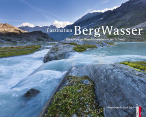 Zum grenzenlosen Formenreichtum der Natur gehören die unzähligen Gewässer der Schweizer Bergwelt. Geschaffen durch Erosion wie an der Verzasca oder der Maggia im Tessin, verändert sich die Landschaft im Lauf der Jahre und Jahrhunderte. Neue, teilweise noch namenlose Seen entstehen durch den Rückzug der Gletscher. Winterrinnsale verwandeln sich nach der Schneeschmelze in tosende Wasserfälle. Der Naturfotograf Roland Gerth hat die Wasserlandschaften der Schweizer Berge ins beste Licht gerückt - frühmorgens zum Beispiel, aber auch bei Sturm und Regen oder in der Nacht. Dazu hat er oft vor Ort in Berghütten, im Zelt oder im Auto übernachtet. So sind ihm Bilder gelungen, welche die Einzigartigkeit der Moore, Seen, Wasserfälle, Gletscher und Flüsse der Schweizer Berge aufs Schönste wiedergeben. An die hundert Gewässer und Gletscher stellt er uns vor. Darunter den Stellisee und den Aletschgletscher im Wallis, die Aare-schlucht und den Staubbachfall im Berner Oberland, den Rossfall und den Voralpsee in der winterlichen Ostschweiz. In der Zentralschweiz hat er unter anderem den Fulensee und den Göscheneralpsee fotografiert, im Bündnerland die Greinaebene und den Silsersee. Im Tessin entstanden Bilder vom Gotthardpass und von Ponte Brolla. Fast alle der vorgestellten Gewässer sind problemlos zu erreichen. Für einige, wie den Gauligletscher oder den Geisspfadsee, braucht es etwas Ausdauer und Kondition. Manche wie das Moorseelein von Laiòzz im Maggiatal verstecken sich und wollen entdeckt werden. Das Buch ist eine Aufforderung, sich selber auf eine Entdeckungsreise durch die faszinierende Wasserwelt der Schweizer Berge zu machen, und zeigt dabei, wie bedeutungsvoll ein sorgsamer und nachhaltiger Umgang mit der Ressource Wasser ist. Die Bilder werden durch die Texte des Schweizer Schriftstellers Emil Zopfi begleitet und ergänzt.