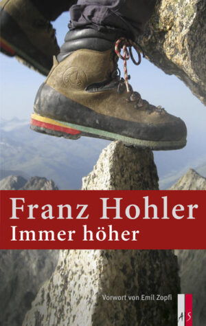 Franz Hohler ist ein ausdauernder Wanderer und passionierter Bergsteiger. In diesem Buch führt er die Leser und Leserinnen und Leser "immer höher" - von einem Gipfel wenige hundert Meter über Meer bis auf etliche Vier- und einen Fünftausender. Es ist ein angenehmes, ruhiges, fast beschauliches Wandern, Gehen und Klettern, mit offenen Augen und wachem Sinn: atmen, denken, sehen und auch schweigen. Dort hinauf, wohin es eigentlich "keinen Grund zu gehen gibt" und man trotzdem geht, dorthin, "wohin man nur mit Geduld kommt". Auf einen Hausberg vielleicht, einen Traumberg oder einen Grat am Himmelsrand. Allein, zu zweit, selbdritt. Mit dem Sohn, mit seiner Frau Ursula, mit Freunden. Oder am Seil des Bergführers Adolf Schlunegger, mit Pickel und Steigeisen über Abgründe balancierend. Kein Bergdrama erzählt er, weder von Erfrierungen noch von Leichen oder dramatischen Rettungsaktionen ist die Rede, wie man es von alpinistischer Literatur erwartet. Immer höher steigt er, doch immer bleibt es "eine ganz gewöhnliche Bergtour". Keine Heldenpose also. Dafür Poesie. Überraschende Beobachtungen, ergreifende Stimmungen. Der Eiger im Mondlicht, die Sonnenfinsternis auf dem Weisshorngipfel.Sein Blick vom Gipfel ist gelassen, aber nie unkritisch. Er stellt fest, wie die Gletscher schwinden, stellt sich vor, wie es sein wird, wenn es sie nicht mehr gibt. Wenn sich dafür die Siedlungen im Tal "wie Gletscher der Eiszeit" ausbreiten. Er kehrt gerne zurück ins Tal, nach einem Imbiss in einem Bergrestaurant vielleicht, beglückt und mit neuen Traumbergen im Kopf. "Darf man über so etwas überhaupt schreiben?", fragt er sich. Die Antwort ist - unter anderem - diese Sammlung von Erlebnisberichten, unspektakulär und doch so hautnah erlebbar, dass man wünscht, man wäre dabei gewesen, hätte mit ihm geplaudert und geschwiegen, beobachtet, Tee getrunken, Dohlen gefüttert.