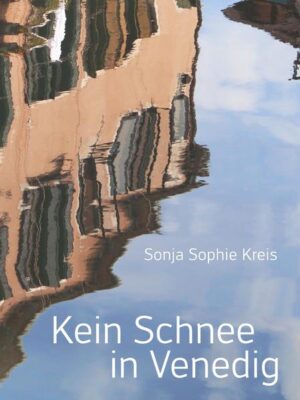 »Ein Tag in Venedig. La Serenissima erleben, bevor sie untergeht. Und aufpassen, dass man selbst nicht den Kopf verliert: beim Flirt mit dem Schriftsteller, beim Betrachten der Judith, im Gewitter, das Hagelkörner ins Haar zaubert. Hagel, der japanischen Augen wie Schnee vorkommt. Sieben Menschen, sieben Momentaufnahmen der Stadt. Darunter die deutsche Journalistin Julia, die über die Architekturbiennale schreiben soll und vor allem ihre Hassliebe zu Venedig erneuert. Oder Marco, der Kustode von San Zaccaria. Er sorgt für seine erblindete Mutter und macht sich keine Illusionen mehr: »Venedig sei die Stadt der Wunder, heißt es, aber die Wunder geschehen offenbar anderswo.« Zum Glück gibt es die Kunst und das Essen! Hier sind Wunder in Venedig die Regel. Das weiß auch Eisverkäuferin Francesca, die ihre Eissorten Heiligen widmet und die Faszination für perfekte Komposition und Farbgebung beim Besuch der Scuola Grande di San Marco endlich mit ihrem Lieblingskunden teilen kann. Sonja Sophie Kreis gelingt mit Kein Schnee in Venedig ein wunderbares Kunststück: Sie führt uns neun Stunden lang durch Venedig, erklärt uns Meisterwerke, lässt uns in Kochtöpfe und Schicksale blicken. Doch wenn wir am Ende des Tages im Hotel Metropole an einem Bellini nippen, sind wir kein bisschen erschöpft, sondern - erquickt!« Thomas Heimgartner