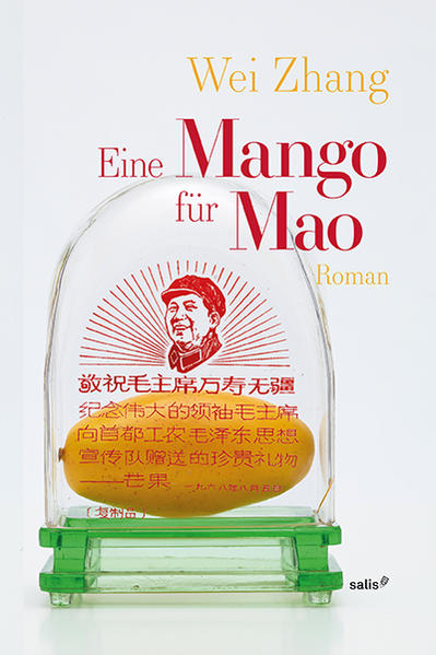 China 1968. Kulturrevolution. Das Leben ist geprägt von materiellem Mangel und extremer Politisierung. Durch den zunächst naiv wirkenden Blick der fu?nfjährigen Yingying demaskiert die Autorin die Absurdität des Alltagsgeschehens. Wei Zhang gelingt mit »Eine Mango fu?r Mao« eine zeitlose, kritische und persönliche Betrachtung von Zwischenmenschlichem in Diktaturen. Yingying ist fu?nf, als sie verstehen muss, dass selbst ein Konto mit einem verschwindend geringen Kindersparbetrag als Hochverrat gelten kann: Als das Pfahlhaus ihrer Großmutter Nainai enteignet wird, versucht sie, ihr Geld abzuheben - aber setzt sie damit nicht ein Signal, das ihrer Familie schadet? Privateigentum ist schließlich verboten! Das Mädchen lebt mit ihren Eltern in einer kleinen Wohnung auf dem Areal ihrer Schule. Hier spielt sich ihr ganzes Leben ab: rivalisierende Cliquen in der Nachbarschaft, regimekritische Lehrer, der Tod des Onkels, die Mango als Kultobjekt und eine erste Liebe. Yingyings unbefangener Blick auf den Alltag in einer Diktatur entlarvt deren Absurdität. Ein großer Roman u?ber die Menschlichkeit in totalitären Systemen, geschildert aus den Augen eines Kindes.