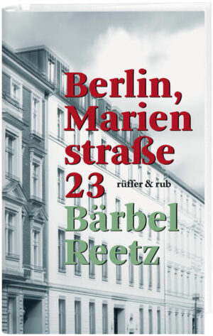 Wenn Häuser sprechen könnten, was würden sie uns erzählen? Die Autorin Bärbel Reetz wohnt an der Marienstraße 23 in Berlin und hat ihr Haus zu seiner Biografie befragt. Da das Haus schwieg, begab sie sich in Archiven, Büchern und im Internet auf Spurensuche und begann darauf aufbauend eine Geschichte zu weben. Diese beginnt im Jahre 1828, als der Chemiker Friedrich Accum, der nach Berlin zog, um in London einer Haftstrafe zu entgehen, das Haus bauen ließ. Nach dessen Tod betrieb sein Sohn Fredrick Accum einen Delikatessen- und Teeladen im Haus, bevor der Arzt Karl Schweigger seine Augenklinik in diesen Räumlichkeiten einrichtete. Im Laufe seines langen Lebens wurde das Haus zudem von einem Schauspieler, einem Pferdehändler und einem Sexualwissenschaftler bewohnt und wurde, als die Rote Armee Berlin eroberte, gar als NKWD-Gefängnis genutzt. Die Spuren und Dokumente, die Bärbel Reetz über das Haus und seine BewohnerInnen zusammengetragen hat, bilden das Gerüst, die Fassade dieser Geschichte