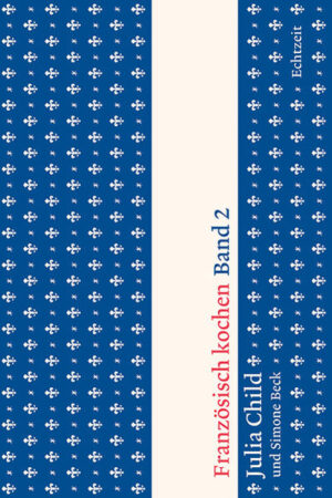 Julia Child lernte die französische Küche in Paris kennen, wo sie sich in den 1950er an der renommierten «Ecole du Cordon Bleu» ausbilden liess. Zusammen mit ihren Freundinnen Louisette Bertholle und Simone Beck verfasste sie dann ein Buch, das fortan im Zentrum ihrer unvergleichlichen Karriere stand: «Mastering the Art of French Cooking» erschien 1961 in New York, es schlug augenblicklich ein und gilt seither als zeitloses Standardwerk. Mit «Französisch kochen» publizierte der Echtzeit Verlag den 1. Band erstmals in deutscher Sprache. Im Sommer 2022 wird der 2. Band erscheinen.