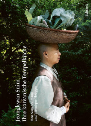 Jeongkwan Snim lebt als buddhistische Nonne im abgelegenen Tempel Cheonjinam bei Baekyangsa, weit im Süden Koreas. Der koreanische Seon-Buddhismus hat eine alte spirituell geprägte Tradition des Tempelessens. Jeongkwan Snim wuchs in diese Tradition hinein und kochte lange für andere Tempelbewohner und Besucher, sie führt bis heute diese vegane Esstradition weiter. Sie bereitet Speisen mit Gemüse aus ihrem Garten zu und folgt dem Wandel der Jahreszeiten. Zum Weltstar stieg Jeongkwan Snim auf, als ihr Netflix eine Folge der Serie Chef’s Table widmete. Netflix wurde durch Jeff Gordinier, Autor des Artikels «Jeongkwan, the Philosopher chef» in der New York Times, auf sie aufmerksam. Seither folgt Jeongkwan Snim Einladungen in zahlreiche Metropolen der Welt. Jeongkwan Snim weiss viel über Zutaten und kennt die Geheimnisse der Fermentation. Es seien, so sagt sie, eigentlich Natur und Zeit, die arbeiteten und Sojasauce, Doenjang, Gochujan, Kimchi und Essig entstehen liessen. Ein fein gesponnenes Netz aus Respekt für Zutaten, persönlicher Hingabe und Zeit machen ihre Kochkunst aus. Ein Kochbuch, sagt Jeongkwan Snim, wollte sie eigentlich nie heraus­geben. Um zu zeigen, was Essen im Buddhismus bedeutet, erklärte sie sich schliesslich aber bereit, mit der Autorin Hoo Nam Seelmann ihre kulinarische Biografie zu veröffentlichen und die interessantesten Rezepte weiterzugeben. Ein reich bebildertes Buch, das zwischen den Polen buddhistische Philosophie und Kochkunst eine völlig neue Welt aufspannt.