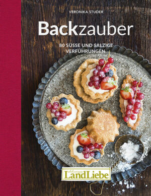 Für die Foodbloggerin und Fotografin Veronika Studer ist der Duft von Selbstgebackenem immer auch mit Erinnerungen an ihre Kindheit auf dem Land verbunden, und ganz besonders mit Grossmutters Küche. Im ersten LandLiebe Backbuch nimmt sie uns mit auf eine abwechslungsreiche Reise durchs Jahr. Von Zitronen-Thymian-Gugelhopf über Kirschstrudel bis hin zu Kürbiskuchen und Spekulatius verrät sie uns ihre liebsten Rezepte für jede Jahreszeit und jede Gelegenheit. Es finden sich zeitgemäss interpretierte Klassiker nebst neuen, überraschenden Kreationen. Dank einfacher Schritt-für-Schritt-Anleitungen und allerlei Tipps gelingen die Rezepte schon beim ersten Versuch. Die stimmungsvollen Fotos inspirieren dazu, Neues auszuprobieren.