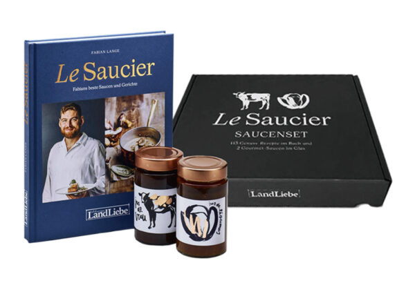 Das Genusspaket für Feinschmeckerinnen und Gourmets - zum Verschenken oder Selber-Geniessen Das LandLiebe-Buch «Le Saucier» im Paket mit zwei Saucen kaufen und Fabians feinste Rezepte gleich nachkochen! Das Le-Saucier-Saucenset besteht aus 113 Genuss-Rezepten im Buch und 2 Gourmet-Saucen im Glas, alles in einer hochwertig gestalteten Verpackung.  Bei den Saucen handelt es sich zum einen um eine Jus de Veau (Kalbsjus) und zum anderen um eine Jus de Légumes (Gemüsejus). Ein Gericht ohne Sauce ist undenkbar! Das ist die Haltung von Fabian Lange, alias Le Saucier, der sich dem flüssigen Glück voll und ganz verschrieben hat und dessen Mission es ist, die besten Saucen herzustellen. Der aus der Spitzengastronomie stammende Koch verrät in diesem Buch seine besten Rezepte für Jus und Saucen und zeigt ausserdem, zu welchen vortrefflichen Gerichten sie passen und wie diese zubereitet werden. Die Begeisterung von Le Saucier ist schlicht ansteckend - so wird ein jeder zum Saucen-Enthusiast. Das LandLiebe-Saucenset in edler Verpackung bietet den perfekten Einstieg in Fabians Saucen- und Genusswelt mit einem reich bebilderten Rezeptbuch und zwei feinen Saucen im Glas.