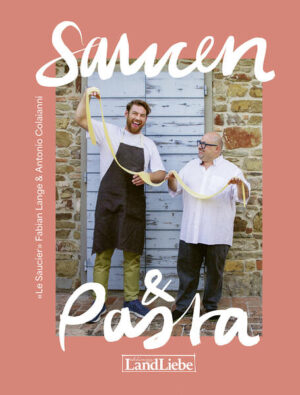 Das neue Buch von Le Saucier Fabian Lange! Fabian tüftelte zusammen mit dem Co-Autor Antonio Colaianni raffinierte Pasta-Rezepte aus - auf Basis von klassischen und neu interpretierten Saucen. Auch Fabians Familie wurde wieder eingespannt. Seine Frau Kathrin - Grafikerin und Illustratorin - hat das Buch gestaltet, und die beiden Kinder haben fleissig Pasta hergestellt. Diese ganze Liebe (auch zum Detail) vom starken Autorenpaar findet sich in diesem Buch voller feiner, vielfältiger und frischer Pasta-Rezeptideen wieder: in nahbaren, authentischen, familiären Bildern.