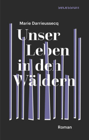 Unser Leben in den Wa?ldern fu?hrt uns in eine gar nicht so ferne Zukunft, wo wir es vermutlich ganz normal finden werden, dank implantierter Technik sta?ndig »online« zu sein, smart vernetzt mit Wohnung, Verkehrsmitteln, Arbeit und den staatlichen Autorita?ten. Was aber geschieht mit uns, wenn wir in einer Gesell- schaft leben, in welcher der technische Fortschritt und Turbo-Kapitalismus auf die Spitze getrieben sind? In der Klone uns als lebende Ersatzteillager fu?r Organe dienen? In der Roboter den Großteil der Arbeit u?bernehmen? In der die Unter- scheidungslinie zwischen KI-Affen und Menschen zu verschwinden droht? Die wenigen Rebellen, denen da?mmert, was fu?r eine Realita?t tatsa?chlich hinter dem System steckt, flu?chten sich in die Offline-Welt der Wa?lder. Und dort schreibt Marie, ehemalige Psychiaterin, mit Bleistift und Papier ihre Aufzeichnungen: ein in aller Eile verfasster Bericht vom Leben, von der Liebe, vom langsamen Be- greifen einer fast undurchschaubaren U?berwachungsdiktatur, wo eliminiert wird, wer - wie sie - zu viel fragt. Sie schreibt ins Ungewisse hinein, voller Hoffnung, irgendwer ko?nnte irgendwann ihren Mahnruf lesen, der den letzten glu?henden Funken freien menschlichen Willens bezeugt. Ein fulminanter Text, verzweifelt, wu?tend, gepra?gt von schwarzem Humor - aus einer Zukunft, die sich erschreckend logisch aus unserer Gegenwart speist.