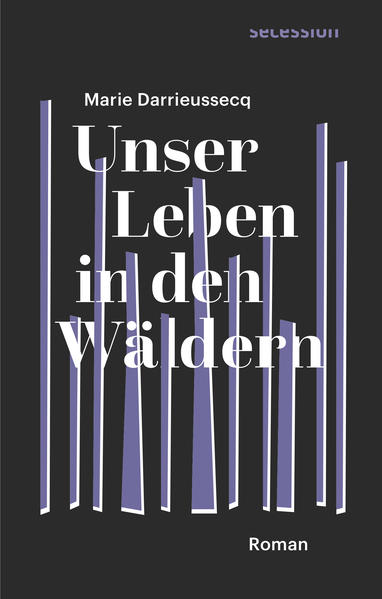 Unser Leben in den Wa?ldern fu?hrt uns in eine gar nicht so ferne Zukunft, wo wir es vermutlich ganz normal finden werden, dank implantierter Technik sta?ndig »online« zu sein, smart vernetzt mit Wohnung, Verkehrsmitteln, Arbeit und den staatlichen Autorita?ten. Was aber geschieht mit uns, wenn wir in einer Gesell- schaft leben, in welcher der technische Fortschritt und Turbo-Kapitalismus auf die Spitze getrieben sind? In der Klone uns als lebende Ersatzteillager fu?r Organe dienen? In der Roboter den Großteil der Arbeit u?bernehmen? In der die Unter- scheidungslinie zwischen KI-Affen und Menschen zu verschwinden droht? Die wenigen Rebellen, denen da?mmert, was fu?r eine Realita?t tatsa?chlich hinter dem System steckt, flu?chten sich in die Offline-Welt der Wa?lder. Und dort schreibt Marie, ehemalige Psychiaterin, mit Bleistift und Papier ihre Aufzeichnungen: ein in aller Eile verfasster Bericht vom Leben, von der Liebe, vom langsamen Be- greifen einer fast undurchschaubaren U?berwachungsdiktatur, wo eliminiert wird, wer - wie sie - zu viel fragt. Sie schreibt ins Ungewisse hinein, voller Hoffnung, irgendwer ko?nnte irgendwann ihren Mahnruf lesen, der den letzten glu?henden Funken freien menschlichen Willens bezeugt. Ein fulminanter Text, verzweifelt, wu?tend, gepra?gt von schwarzem Humor - aus einer Zukunft, die sich erschreckend logisch aus unserer Gegenwart speist.