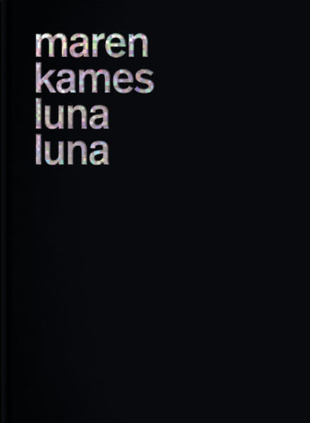 Nominiert für den Preis der Leipziger Buchmesse 2020 »Luna Luna« ist ein dunkler Text. Er ist rasant, rasend und atemlos und spricht von tief innen aus dem weit offenen Gaumenraum heraus. Es geht um die du?nne Wand zwischen Traum und Trauma, um du?nne Haut, um eine Gans aus Pappmache? und den Ba?ren, den sich eine aufbindet, um sich gegen den Wind zu schu?tzen. Ums Verlieren und Verletzen geht es. Um einen Krieg, der vielleicht nie stattgefunden hat und doch in jeder Pore pra?sent ist. Motive, Figuren und Sa?tze schubsen sich wie Autoscooter durch die Textgalaxie, beschleunigen, karambolieren, knallen gegen unsichtbare Banden, werden in schwarzen Lo?chern verschluckt. Und u?ber allem ha?ngt die Luna, ein Fixpunkt fu?r die Ho?he der Sehnsucht, leuchtend, wahnsinnig und selber rastlos. Eine Luna, die am Ende in einem Sturz aus ihrer Umlaufbahn heraus aufs Wasser fa?llt wie ein glu?hender Ofen.