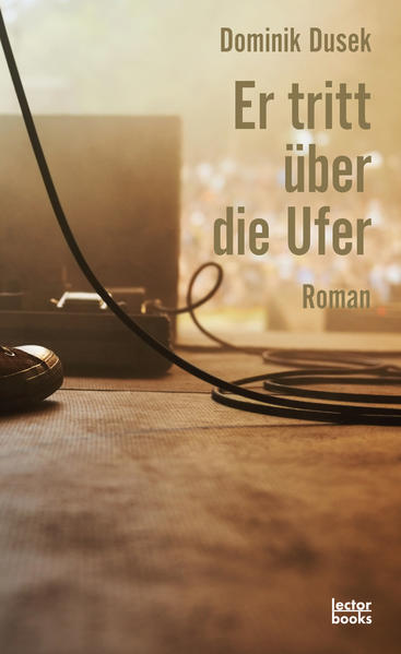 Peter Arbogast ist der Mann, über den der Spiegel schreibt: »Deutschland hat endlich wieder einen Popkünstler von internationalem Format.« Doch der schillernde Star bleibt erratisch. Dies beschäftigt den namenlosen Ich-Erzähler, der es sich zur Aufgabe gemacht hat, den charismatischen Arbogast zu porträtieren. In einem virtuos konstruierten Mix aus Zeit- und Textebenen erzählt Dominik Dusek die Geschichte zweier verlorener Männer in den ersten fünfzehn Jahren des neuen Jahrtausends. Dusek folgt zum einen dem Strang des Musikers, des »Wolkenmeisters«, der seit jeher in der ganzen Welt zu Hause scheint und schließlich droht, als Kreativer, als politischer Aktivist und als Liebender zu scheitern. Und zum anderen dem des Chronisten, der vor ähnlich tiefen, aber ziemlich anders gelagerten Abgründen zu stehen scheint. Von Interviewausschnitten über E-Mails bis zu Plattenrezensionen nutzt der Erzähler alle Techniken, um die Figur des Peter Arbogast einzukreisen. Zusätzlich wendet er sich immer wieder an unbekannte Auftraggeber, vor denen er sich und seine Vorgehensweise rechtfertigt und gegen die er mehr und mehr kämpft. Eingebettet in die Welt der Musik und Popkultur handelt »Er tritt über die Ufer« von verschwenderischen kreativen Prozessen, Erfolg, Liebe, von Sinn und Irrsinn unserer modernen Gesellschaft. Mit klarer Sprache und großem Schöpfergeist erzählt Dominik Dusek mal provokativ, mal humorvoll eine Geschichte zweier Männer, die voller Überlagerungen steckt und spiralförmig auf ein konfrontatives Ende zusteuert.