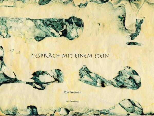 Roy Freemans geheimnisvoll illustrierte Geschichte entführt uns in ein nachdenklich machendes Ökomärchen, in welchem ein Stein zu sprechen beginnt. Daraus entfaltet sich ein Dialog besonderer Art, der das Menschsein und unser Verhältnis zu Himmel und Erde poetisch hintefragt. Ein Buch zum Sinnieren für Jugendliche und Erwachsene. "Endlich hatte ich unten am Fluss ein ruhiges Plätzchen gefunden. In diesem Jahr hatte es nur wenig geregnet. Das ausgetrocknete Flussbett enthüllte von Gletschern und Flusssand gerundete Granit- und Gneisfelsen der umliegenden Berge. Ich wählte einen der Brocken im Flussbett aus und setzte mich darauf, um dort meine Gedanken zu sammeln. Die Zeit zerrann - ich weiß nicht, wie lange -, da bemerkte ich, dass sich zu meiner Linken ein Felsen zu rühren schien, nur ganz leicht, als wolle er sich zurechtruckeln. Ich glaubte sogar, in den dunklen glimmerreichen Lagen des Gneises einen schmerzhaften Ausdruck zu erkennen. Du weißt ja, manchmal siehst du solche Sachen, wenn du dich niedergeschlagen fühlst..." Roy Freemans geheimnisvoll illustrierte Geschichte entführt uns in ein nachdenklich machendes Ökomärchen, in welchem ein Stein zu sprechen beginnt. Daraus entfaltet sich ein Dialog besonderer Art, der das Menschsein und unser Verhältnis zu Himmel und Erde poetisch hintefragt. Ein Buch zum Sinnieren für Jugendliche und Erwachsene.