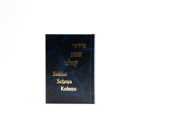 Siddur Schma Kolenu-Taschenausgabe Siddur Schma Kolenu-Taschenausgabe Es führt in logischerweise durch das jüdische Gebet am Sabbat und im Alltag. Ideal für die Reise und in die Handtasche. Ein Alleskönner im Taschenformat. Beten ist mehr als ein geistiger Prozess und mehr als eine Bewegung der Lippen. Es ist ein Akt, der zwischen Mensch und Gott geschieht. Und dies spielt sich in Gottes Gegenwart ab. Das vorliegende Gebetbuch enthält den Gebetstext in hebräischer Sprache mit einer leicht verständlichen Übersetzung, neuem Satz und klarer Struktur. Die Einschaltungen wurden grau unterlegt. Es gibt zahlreiche Anleitungen und Informationen zur Choreografie des Gebetes. Damit das Siddur auch in anderen Synagogen als nur ausschliesslich in Synagogen mit deutsch orthodoxen Ritus genutzt werden kann, findet sich im Anhang und zum Teil auch innerhalb der Gebete selber noch Gebetsvarianten, die auch in Israel und im Nussach Sefard gebetet werden. Das Taschensiddur ist wie sein grosser Bruder-das Siddur Schma Kolenu-ein neues zeitgemässes Gebetbuch mit einer neuen modernen Übersetzung von Rabbiner Joseph Scheuer s. A. Raw Joseph Scheuer (1920-2002) prägte die Religionsschule der Israelitischen Gemeinde Basel für ganze Generationen von Schülern, war aber auch Mitgründer eines Kibbuz in Israel. Joseph Scheuer wurde 1920 als erstes von vier Kindern von Chaim-Zvi Scheuer und Sarah, geb. Milberg-Preis, in Deutschland geboren. Nach erzwungenem Schulabbruch besuchte er eine Jeschiwa in Frankfurt am Main. Mit 16 Jahren wanderte er nach Palästina aus. In Israel war er Mitbegründer des Kibbuz Emunim (heute Ein Hanatziv) in Beit Schean. Dort lernte er seine spätere Frau Nitza Aiba, die Tochter eines Schriftgelehrten, kennen. Die beiden heirateten 1942, es war die erste Hochzeit in diesem Kibbuz. Im Kibbutz wurden auch die beiden Töchter Michal und Nitza geboren. 1948 übersiedelte er mit der Familie nach Haifa. Er bildete sich weiter, holte die Matura und das Lehrdiplom nach. Anschliessend ordinierte er. Und er unterrichte als Gymnasiallehrer. 1959 erfolgte der Umzug in die Schweiz, wo er eine Stelle als Lehrer der Schomre Thora in Basel antrat. Nach vier Jahren kehrte er nach Petah Tikva zurück und studierte Bibelwissenschaften. Es folgten weitere 25 Jahre in der Schweiz, wo der der Pädagoge und Rabbiner als Religionslehrer in Basel wirkte. 1996 kehrten Joseph und Nicha Scheuer (gest. 1997) nach Israel zurück. Der frühe Tod der älteren Tochter Michal am 27. Februar 1987 traf die ganze Familie hart. Die jüngere Tochter Nitza Katz-Bernstein ist klinische Psychologin an der Tel Aviv University und lebt in Zürich. Gebetbuch in Deutsch und Hebräisch, Nussach Aschkenas.